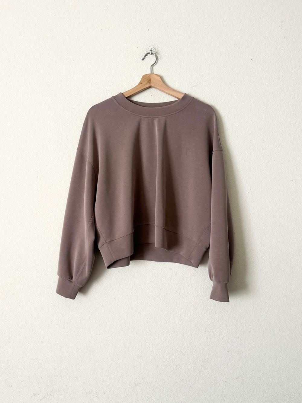 Lululemon SIZE 8 Softstreme long sleeve cropped sweatshirt in beige